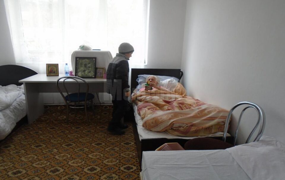 Daruri și surprize pentru cămine de bătrâni din județ, din partea școlii din Verești