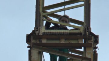 O tânără care a vrut să se arunce de pe o macara, de la 40 de metri înălțime, a fost convinsă să renunțe de negociatorul de la IPJ Suceava