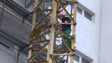 O tânără care a vrut să se arunce de pe o macara, de la 40 de metri înălțime, a fost convinsă să renunțe de negociatorul de la IPJ Suceava