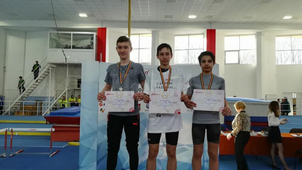Tudor Axinte, în centrul imaginii, se anunță o mare speranță a atletismului romanesc Tudor Axinte, în centrul imaginii, se anunță o mare speranță a atletismului romanesc