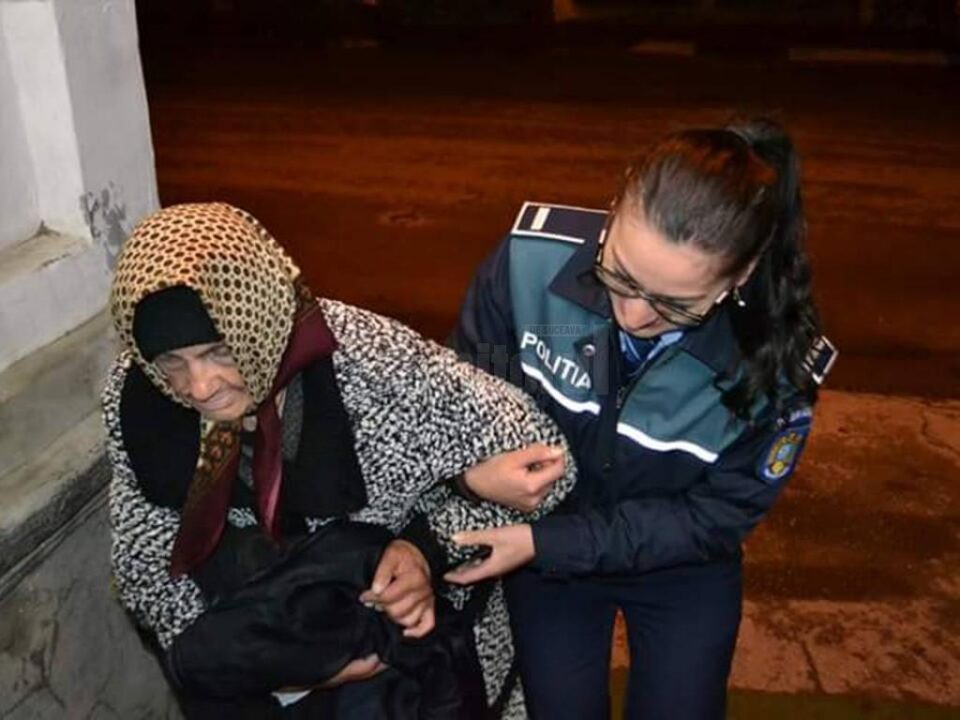 Tânăra polițistă, ajutând-o pe bătrâna de 80 de ani