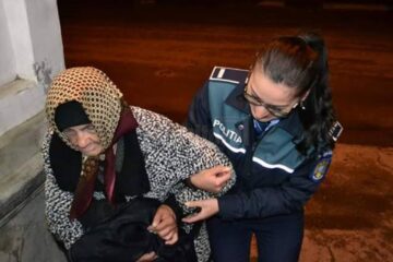 Tânăra polițistă, ajutând-o pe bătrâna de 80 de ani