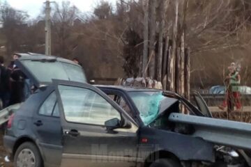 Tânăr mort după ce s-a izbit cu mașina într-un parapet