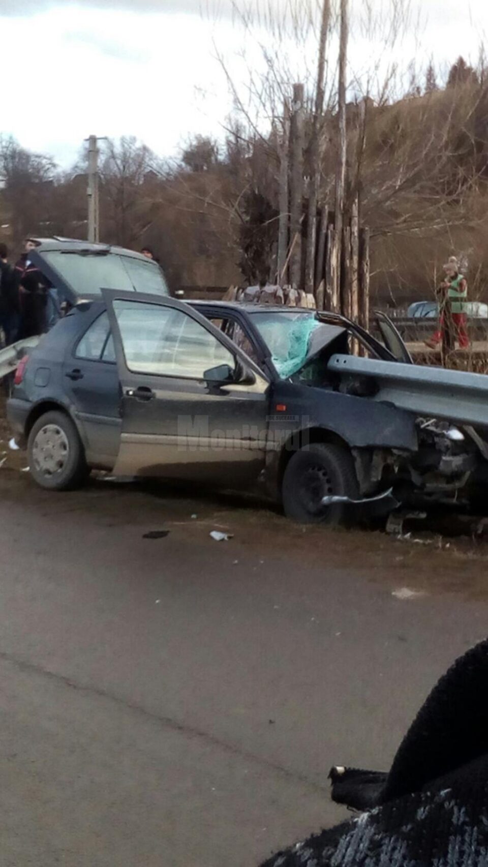 Tânăr mort după ce s-a izbit cu mașina într-un parapet