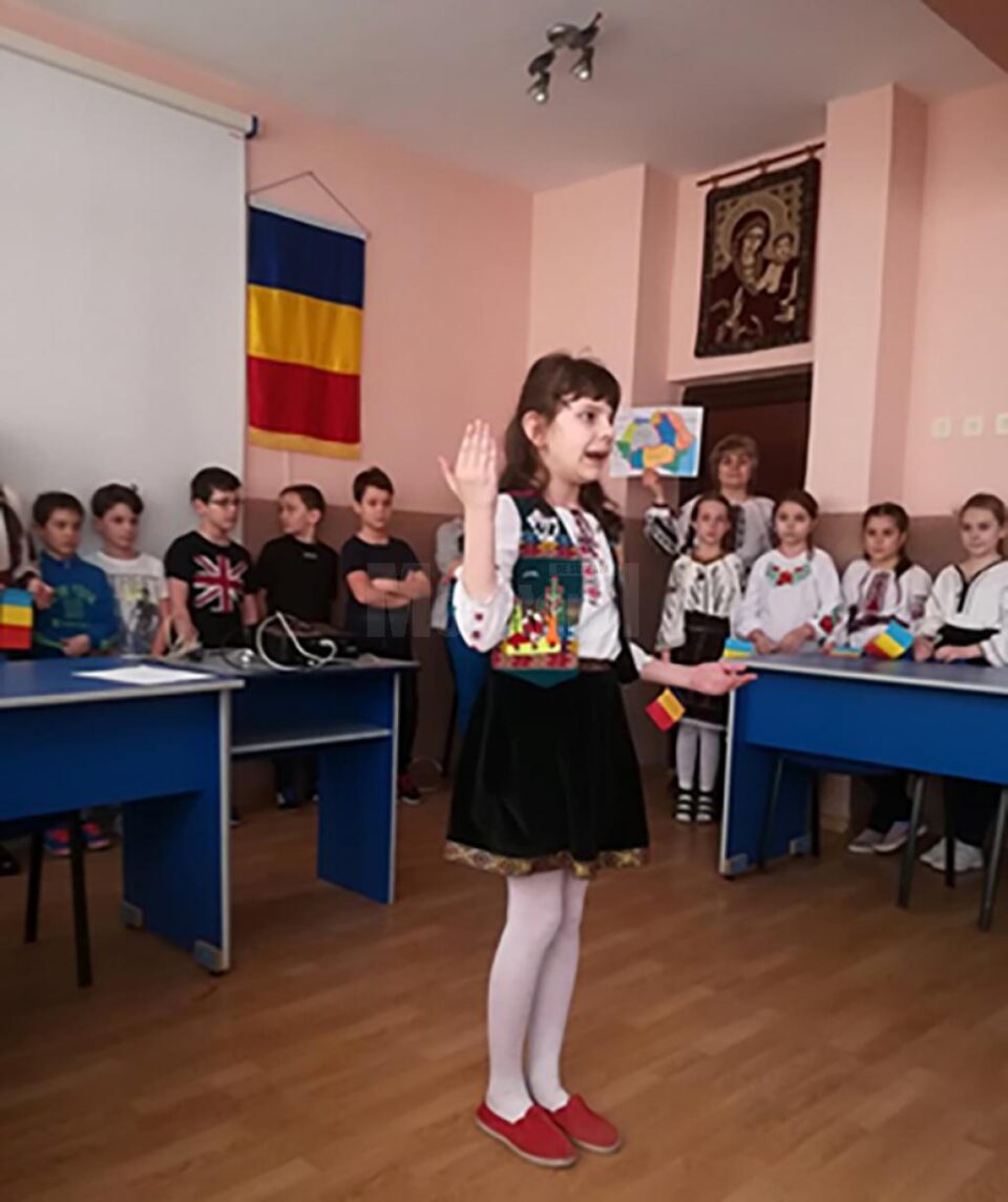 Școala Gimnazială „Miron Costin” a sărbătorit 100 de ani de la Unirea Basarabiei cu România
