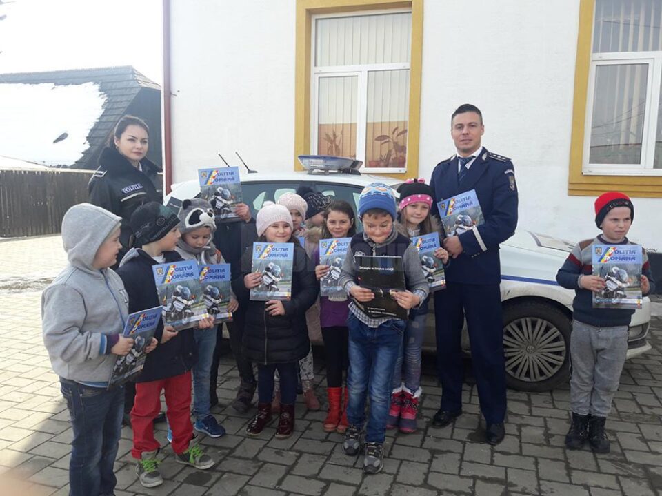 Polițiști la una din școlile în care au ajuns