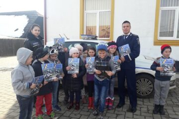 Polițiști la una din școlile în care au ajuns