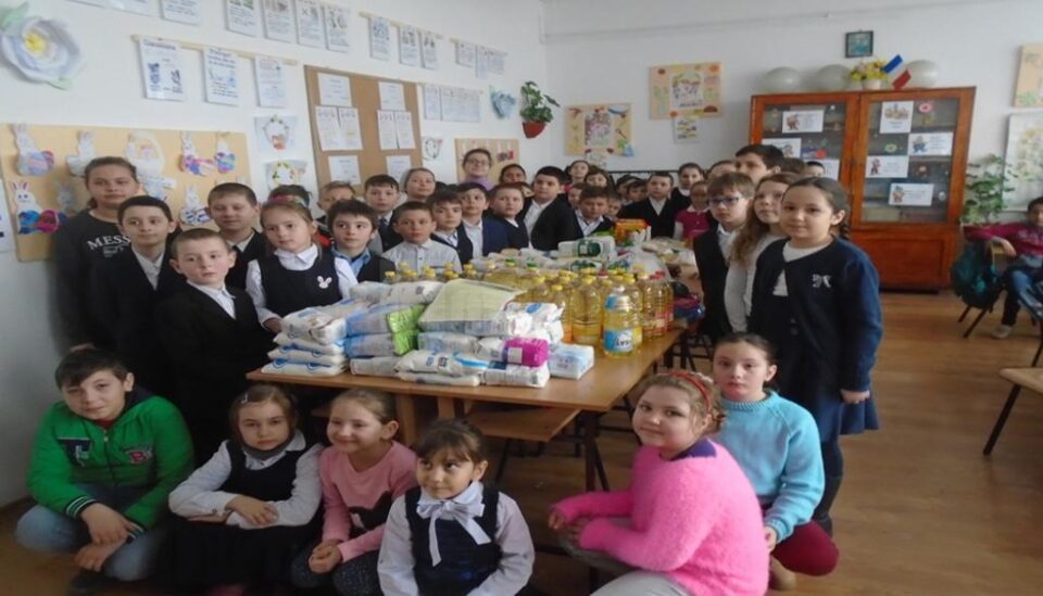 Daruri și surprize pentru cămine de bătrâni din județ, din partea școlii din Verești