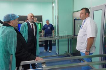 Președintele CJ Gheorghe Flutur, managerul spitalului, Vasile Rîmbu, și bioinginerul Dragoș Vicoveanu, la inaugurarea noii stații de sterilizare a Spitalului de Urgență
