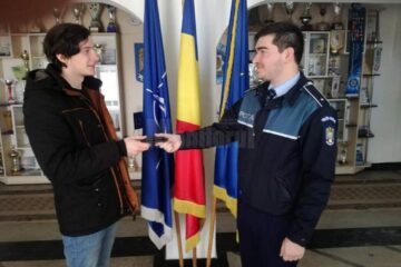 Polițistul care a găsit portmoneul și tânărul care l-a pierdut