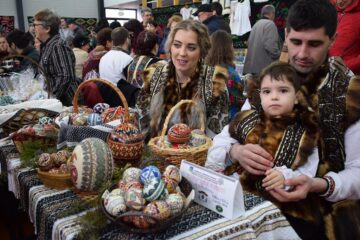 La secțiunea încondeiat au participat 32 de încondeietori adulți din țară și din Ucraina și șapte copii de la școlile din comună