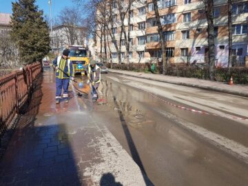 Strada și trotuarele, spălate după trecerea echipelor de măturători, pentru eficiență maximă