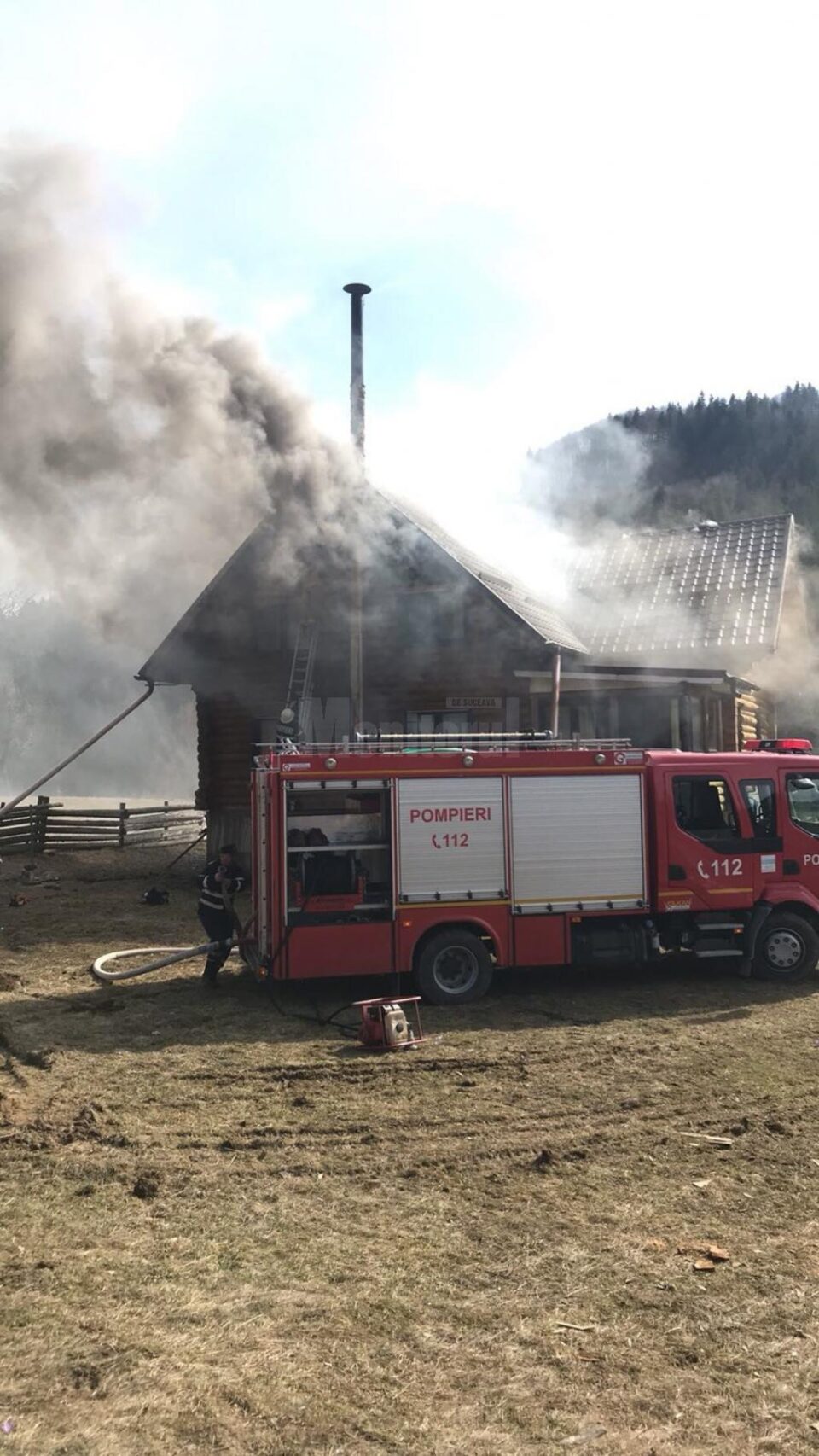 Casă din comuna Putna, cuprinsă de flăcări