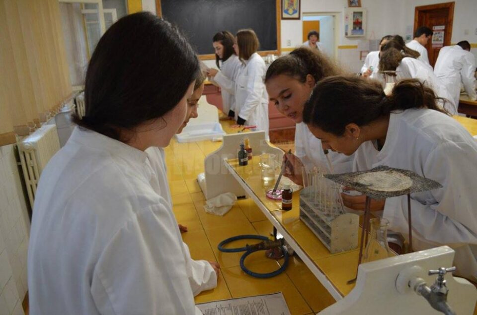 Șase elevi sunt la naționala de Chimie de la Craiova