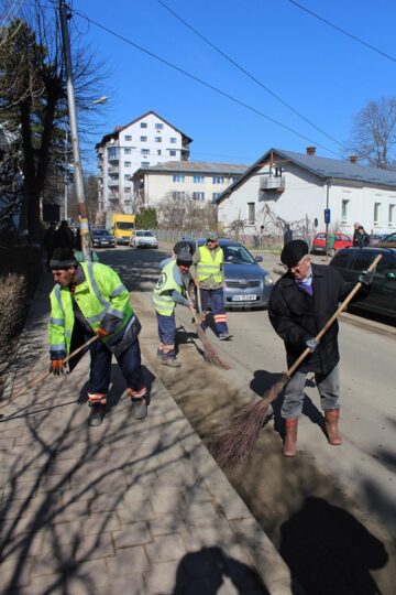 Lungu a ieșit la curățenie și la plantare de arbori, în zona centrală a Sucevei