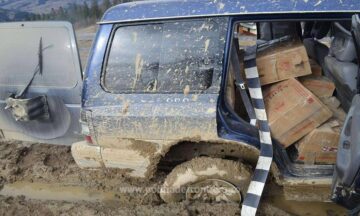Jeep încărcat cu țigări de contrabandă