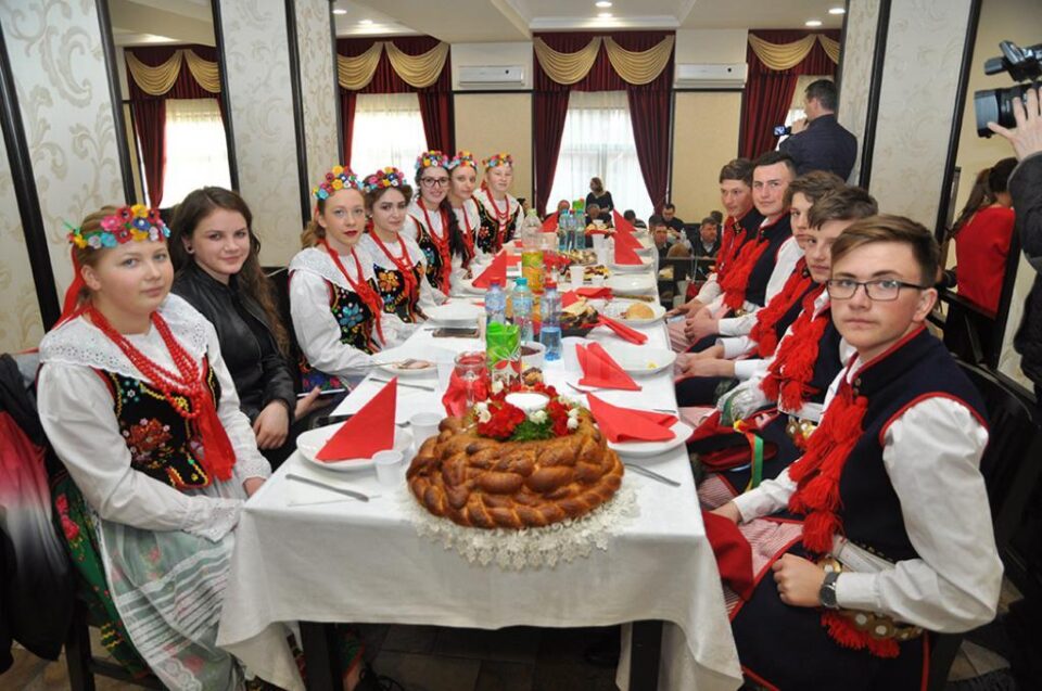 Peste 300 de membri ai comunităților de polonezi din Bucovina s-au întâlnit pentru a celebra Învierea