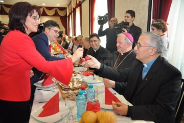 Președintele Uniunii Polonezilor din România, Ghervazen Longher, împreună cu soția sa, Victoria Longher, deputat din partea minorității polone, la ceremonialul împărțirii cu oul sfințit