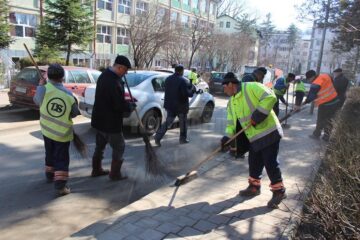 Primarul Sucevei, Ion Lungu, participând la campania de curățenie de pe strada Alexandru cel Bun