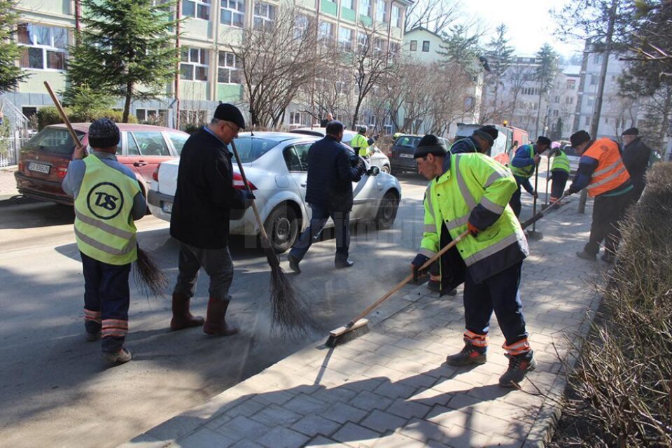 Primarul Sucevei, Ion Lungu, participând la campania de curățenie de pe strada Alexandru cel Bun Primarul Sucevei, Ion Lungu, participând la campania de curățenie de pe strada Alexandru cel Bun