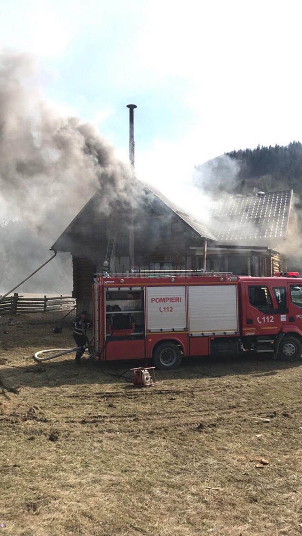 Un puternic incendiu a distrus o casă din localitatea Putna