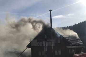 Un puternic incendiu a distrus o casă din localitatea Putna