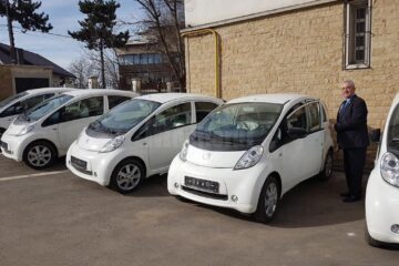 Primarul Ion Lungu a anunțat că mașinile electrice vor fi împărțite la direcțiile și serviciile din Primărie, pentru deplasările în teren