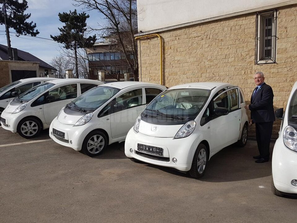 Primarul Ion Lungu a anunțat că mașinile electrice vor fi împărțite la direcțiile și serviciile din Primărie, pentru deplasările în teren