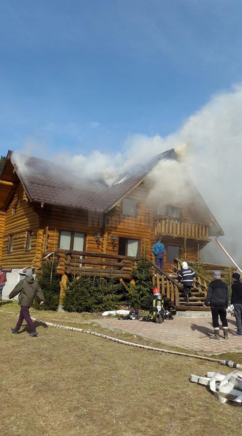 Un puternic incendiu a distrus o casă din localitatea Putna
