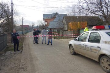 Locul faptei a fost imediat izolat, pentru ridicarea de probe Câinele de urmă adus la fata locului
