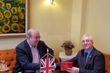 Primarul Ion Lungu i-a înmânat Ambasadorului Marii Britanii medalia aniversară "630 de ani de atestare documentară a orașului Suceava"