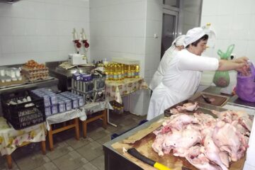 Alimentele pregătite pentru masa de Paște a săracilor Sucevei