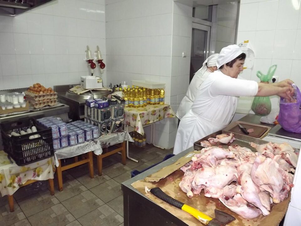 Alimentele pregătite pentru masa de Paște a săracilor Sucevei