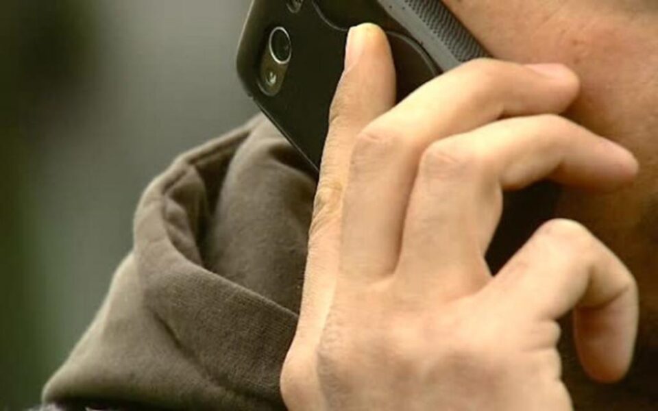 Persoanele care au fost contactate telefonic de către indivizi necunoscuți au realizat că ceva nu este în ordine și au întrerupt convorbirea. Foto: vestea.net