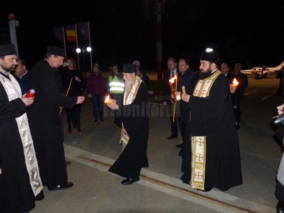 Lumina Sfântă de la Ierusalim a ajuns în județul Suceava și va fi distribuită în biserici la Slujba de Înviere Lumina Sfântă de la Ierusalim a ajuns în județul Suceava și va fi distribuită în biserici la Slujba de Înviere
