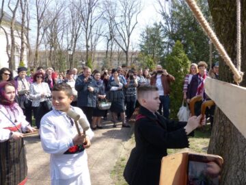 Participare numeroasă a sucevenilor la concertul de clopote și toacă din centrul Sucevei