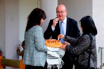 Ambasadorul Marii Britanii, Paul Brummell, a vizitat copiii cu nevoi speciale de la Centrul Emanuel. Foto: Mihaela Oprișan