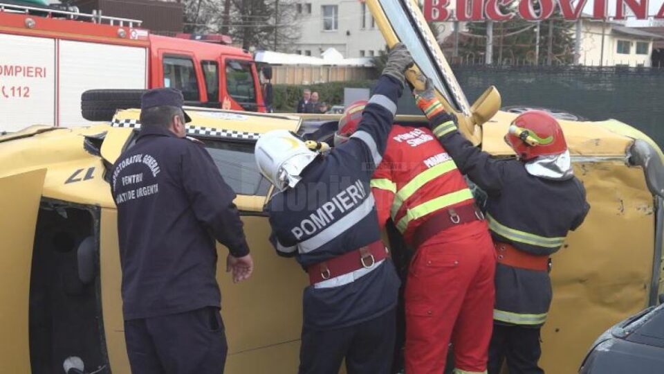 Pompierii au acționat pentru descarcerarea celor trei persoane rămase în interiorul mașinii