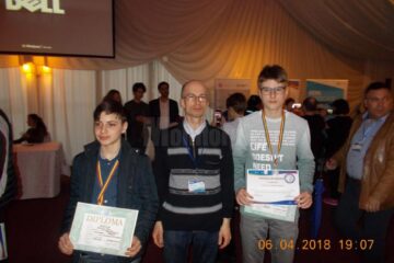 Paul Burcă și Eduard Dumitrescul, alături de prof. Liviu Pînzaru (mijloc)