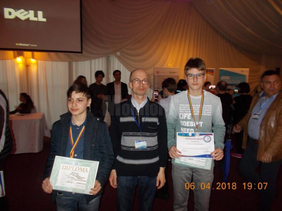 Paul Burcă și Eduard Dumitrescul, alături de prof. Liviu Pînzaru (mijloc)