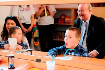 Ambasadorul Marii Britanii, Paul Brummell, a vizitat copiii cu nevoi speciale de la Centrul Emanuel. Foto: Mihaela Oprișan
