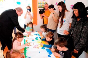 Ambasadorul Marii Britanii, Paul Brummell, a vizitat copiii cu nevoi speciale de la Centrul Emanuel. Foto: Mihaela Oprișan