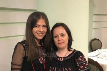 Teodora Iuliana Juncu (Premiul I), alături de prof. Laurica Ciurari