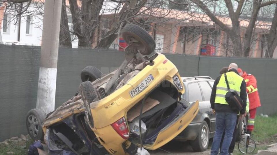 Autoturismul taxi a acrosat si un alt autoturism parcat pe marginea drumului