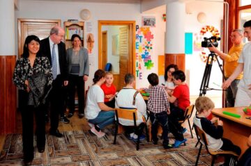 Ambasadorul Marii Britanii, Paul Brummell, a vizitat copiii cu nevoi speciale de la Centrul Emanuel. Foto: Mihaela Oprișan