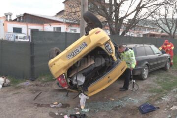 In urma coliziunii , autoturismul taxi s-a rasturnat pe cupola
