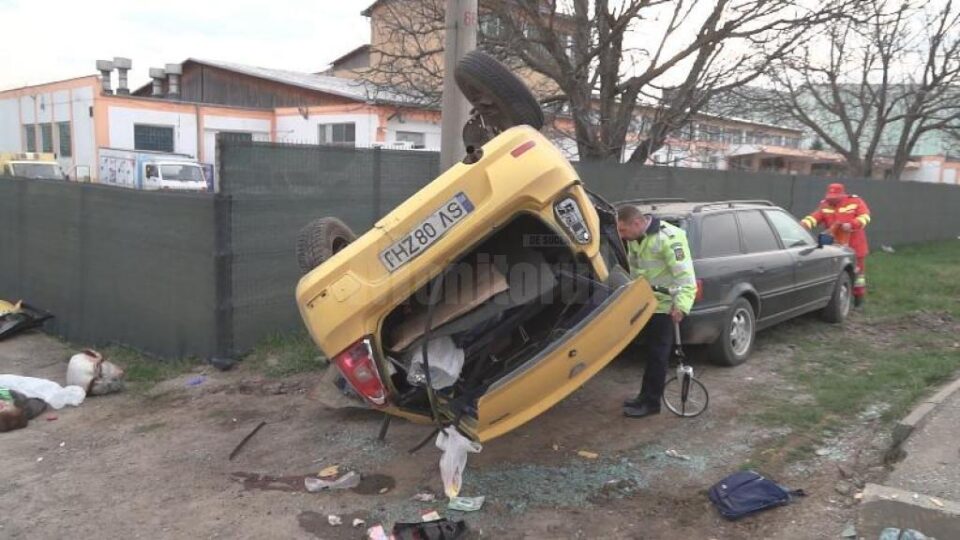 In urma coliziunii , autoturismul taxi s-a rasturnat pe cupola