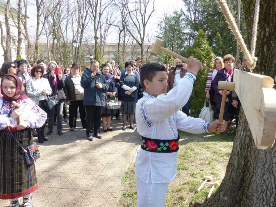 Participare numeroasă a sucevenilor la concertul de clopote și toacă din centrul Sucevei
