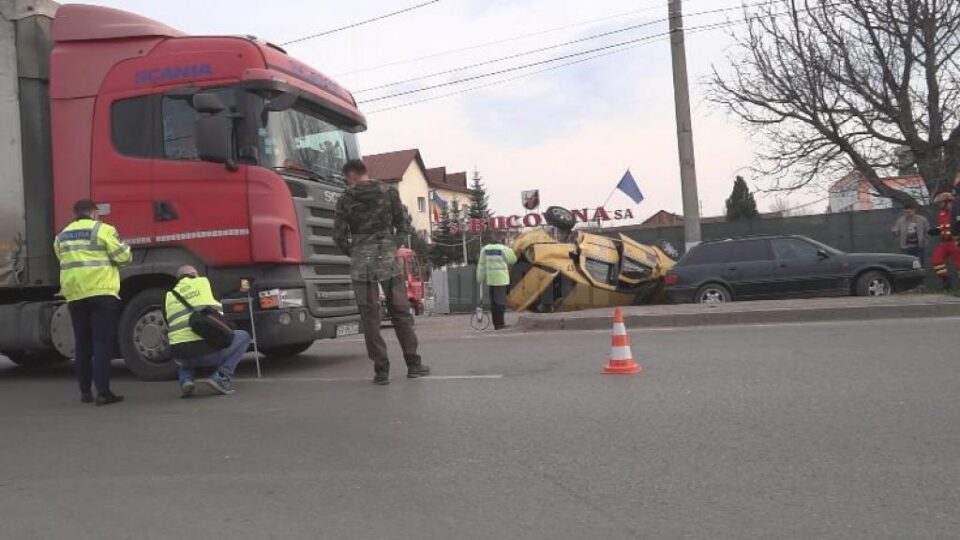 Accidentul s-a produs in urma impactului dintre tir si autoturismul taxi