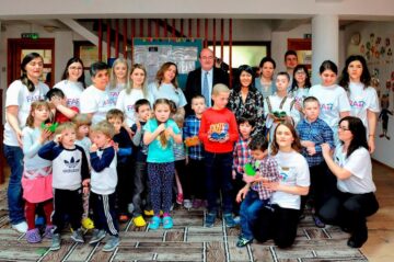 Excelența sa Ambasadorul Marii Britanii, Paul Brummell, la Centrul Emanuel din municipiul Suceava. Foto: Mihaela Oprișan
